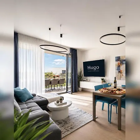 Hugo Luxury - New With Garden & Parking أوماغ