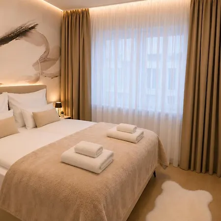 Hugo Luxury - New With Garden & Parking شقة