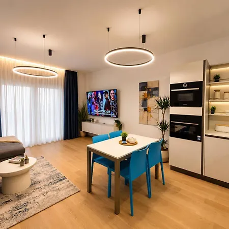 Hugo Luxury - New With Garden & Parking شقة