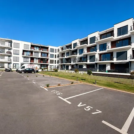 شقة Hugo Luxury - New With Garden & Parking أوماغ