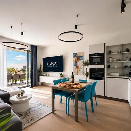 Hugo Luxury - New With Garden & Parking شقة