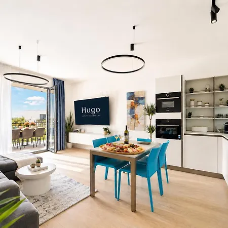 Hugo Luxury - New With Garden & Parking *
